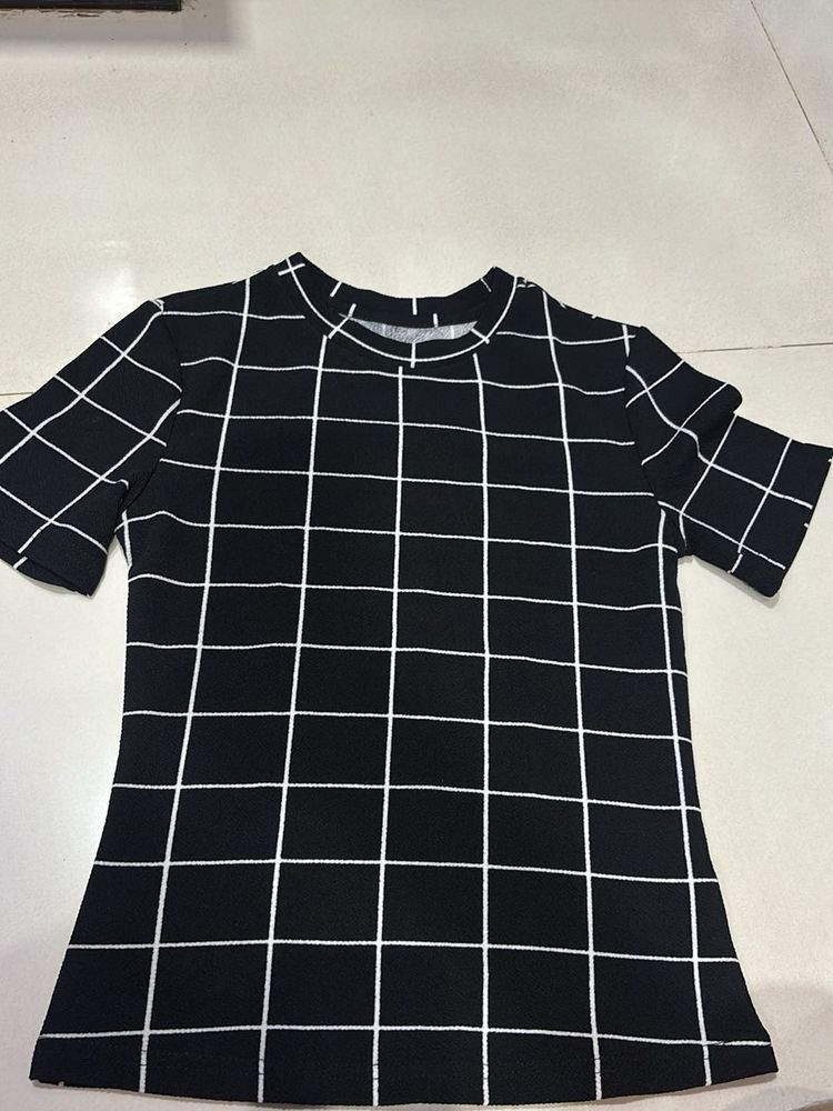 Black &amp; White Grid Print T-Shirt