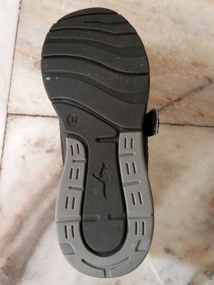 Kangaroo  Black Double Strap Sneakers