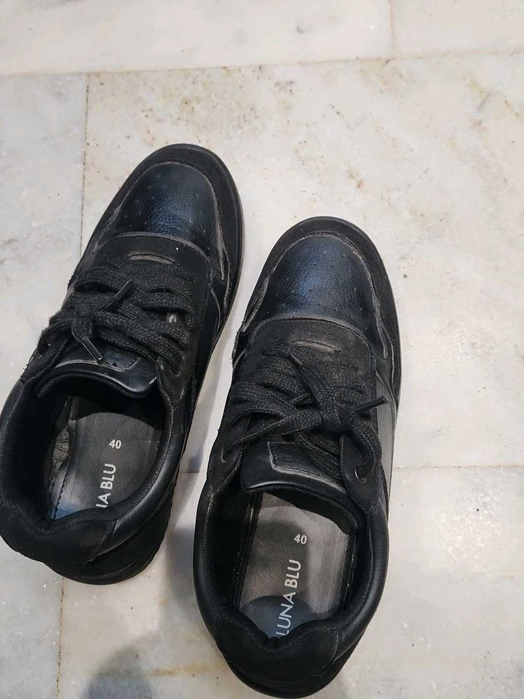 Luna Blu Black Sneakers