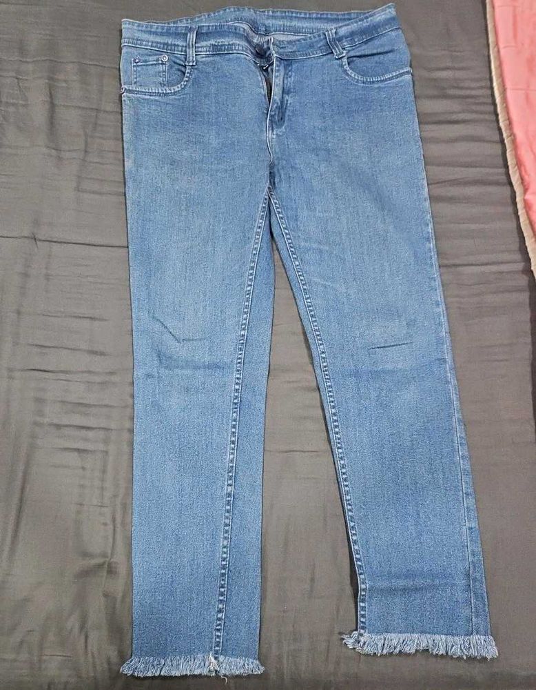 Light Wash Frayed Hem Jeans