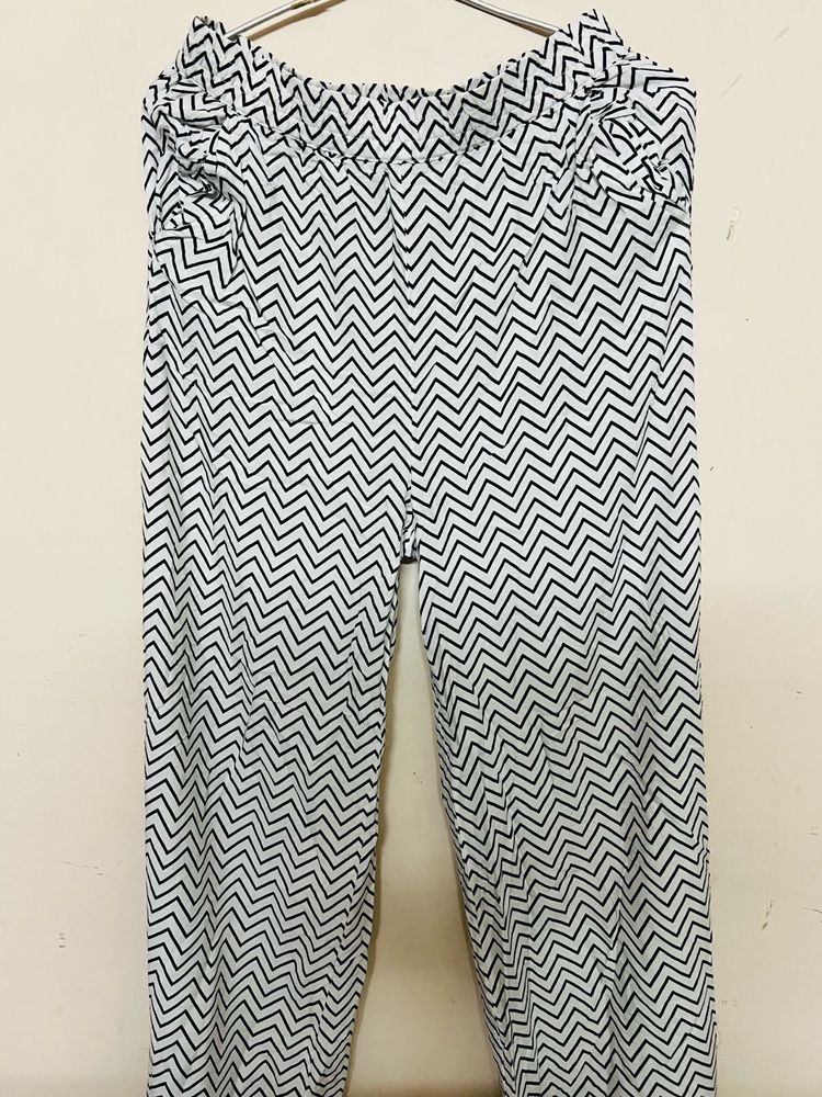 Chic Chevron Print Palazzo Pants 🩶