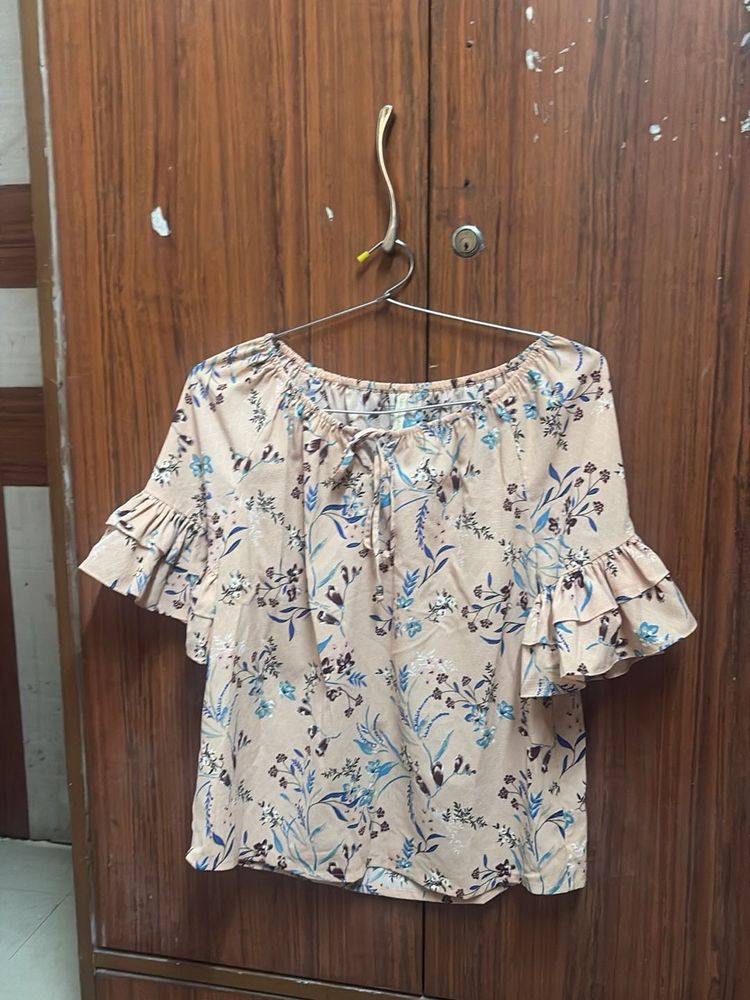 Chic Floral Print Ruffled Sleeve Top