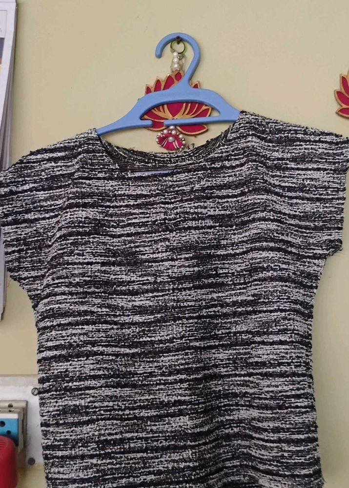 Chic Black &amp; White Textured Top