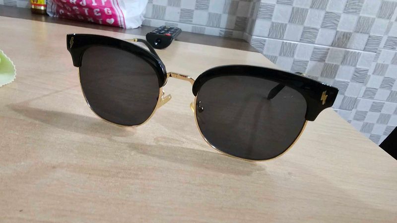 Stylish Black &amp; Gold Sunglasses
