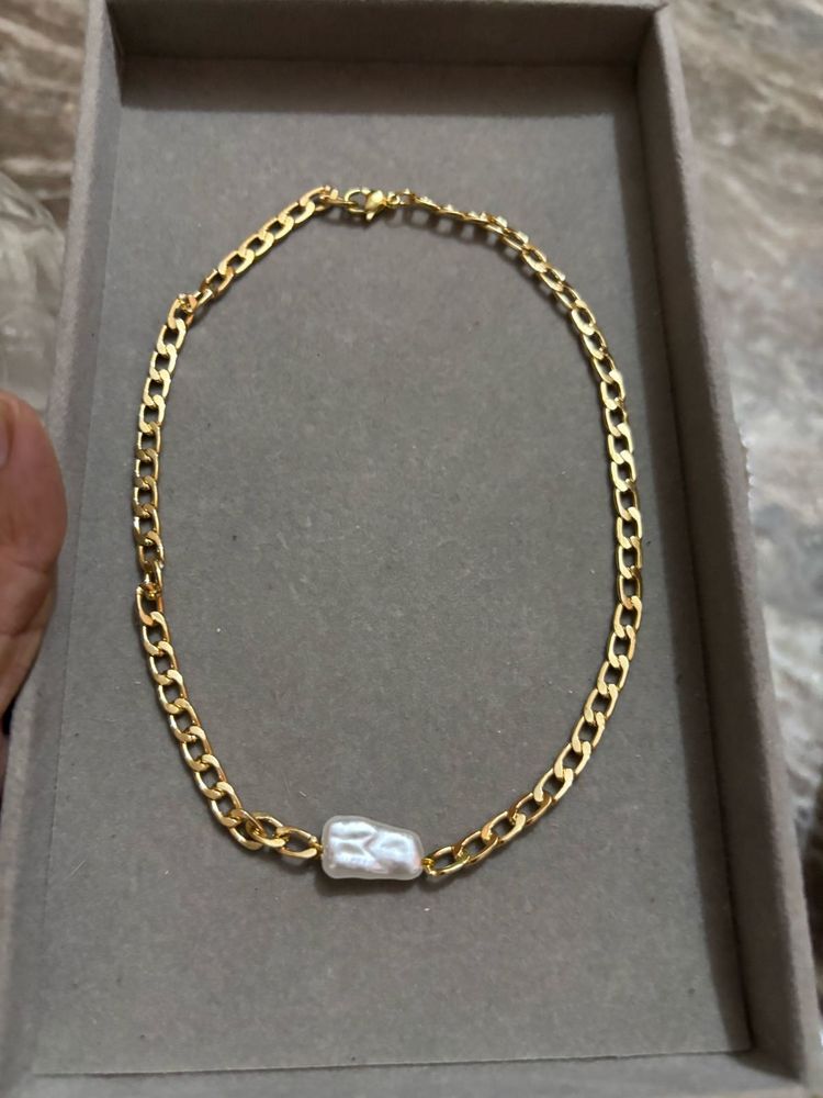 Chic Gold Chain Necklace with Pearl Accent