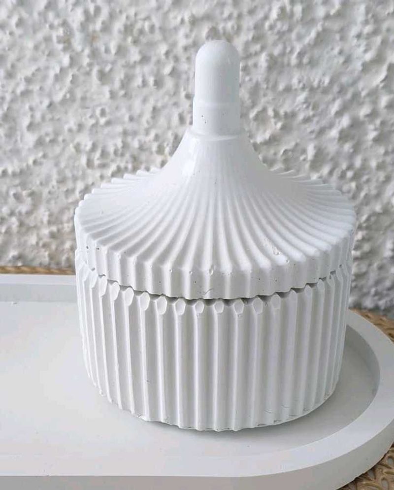 White storage jar with lead