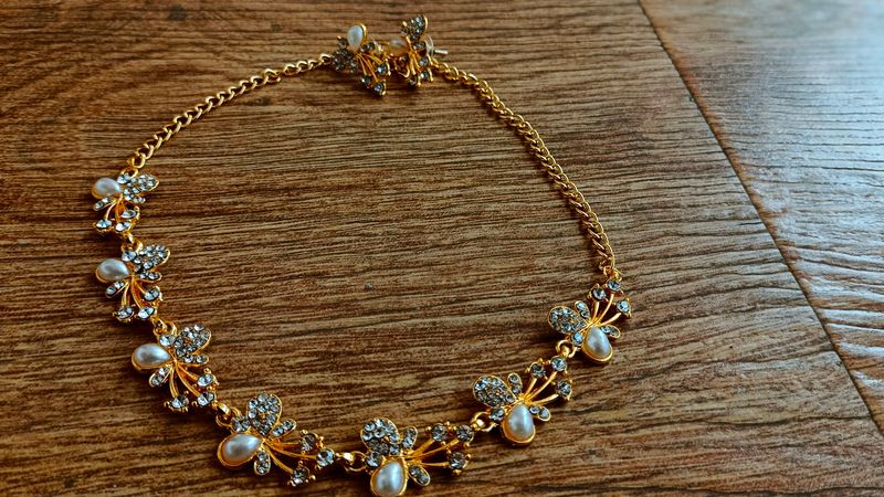 beautiful necklace with earrings..Mint condition