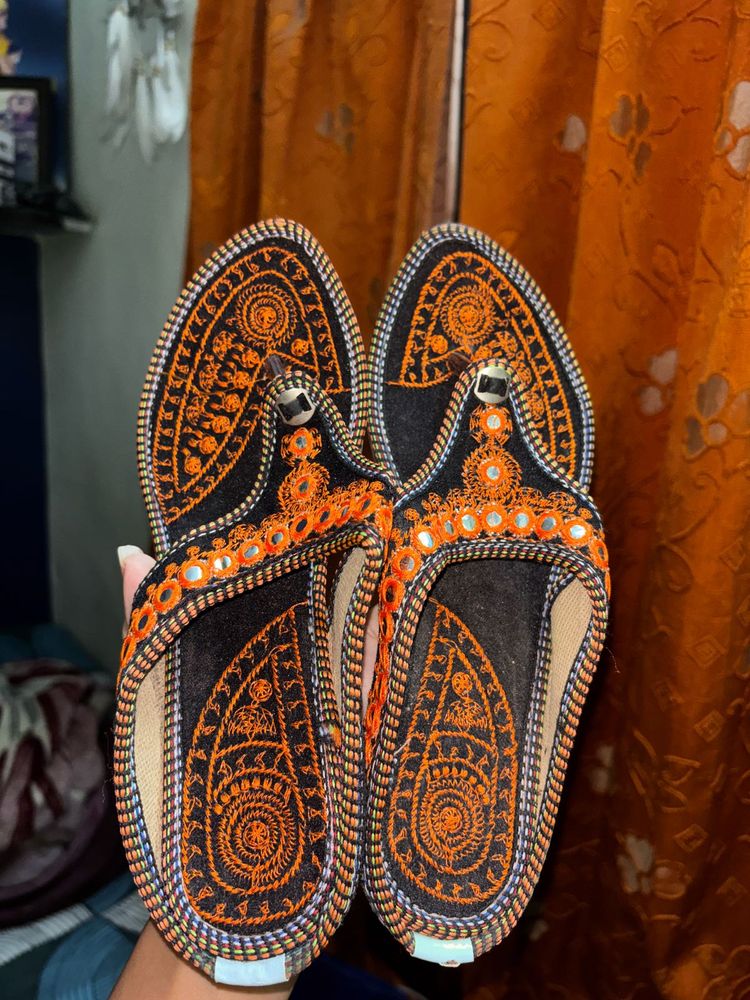 Embroidered ethnic slip-on sandals / flats