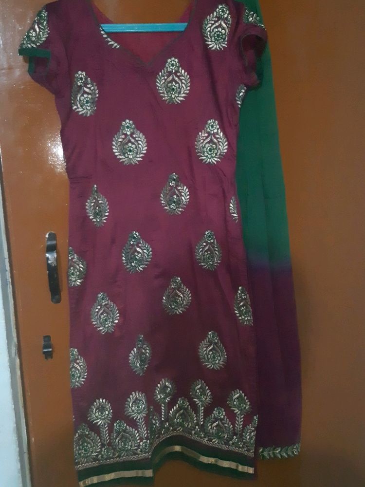 Kurta With chudidar pajami  dupatta nahi hai