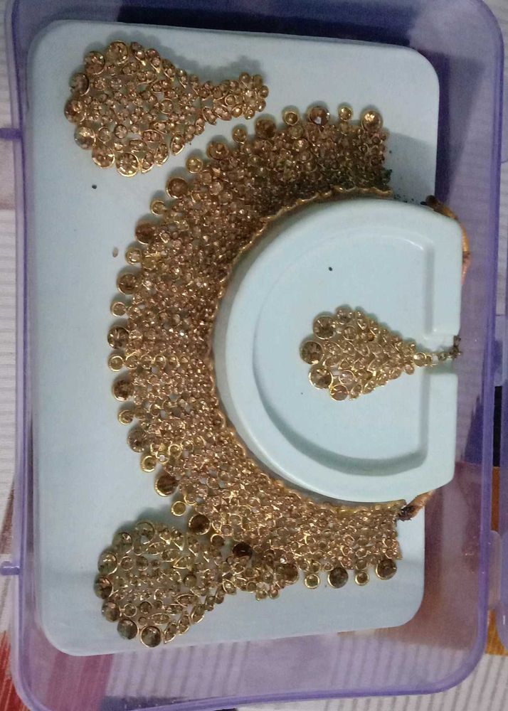 Gold Stone Studded Necklace Set