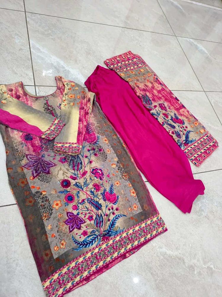 Pakistani Woolen Floral Kurta Set With Shawl