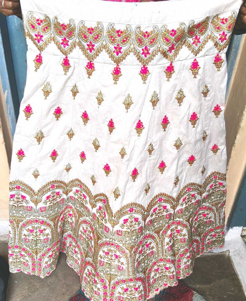🆓🎁 Pink Embroidered Lehenga