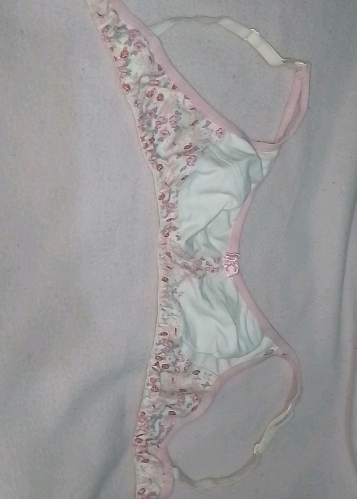 It Is Used Nonpaded Bra Made Of Soft Cotton Fabric