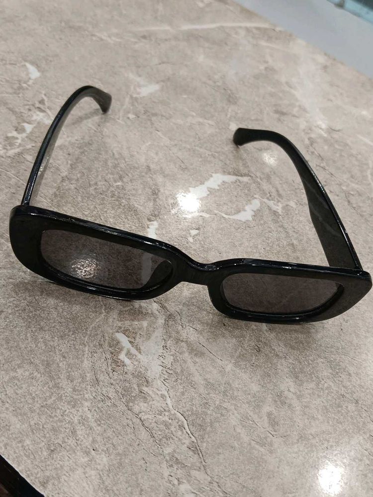 Chic Black Rectangular Sunglasses