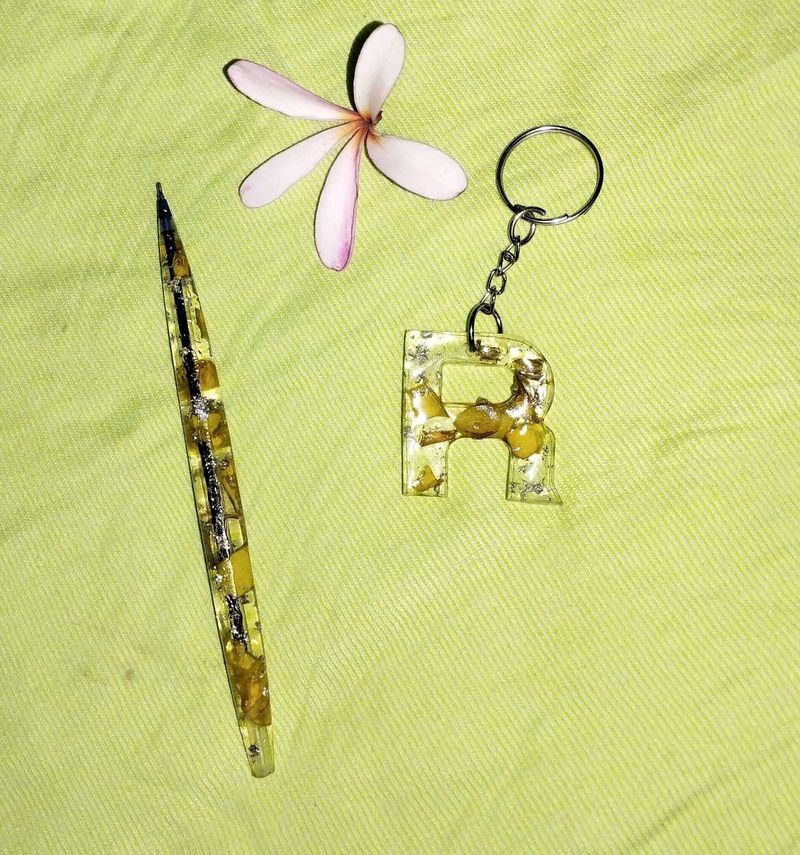 Handmade Resin Keychain 'R' with Flower