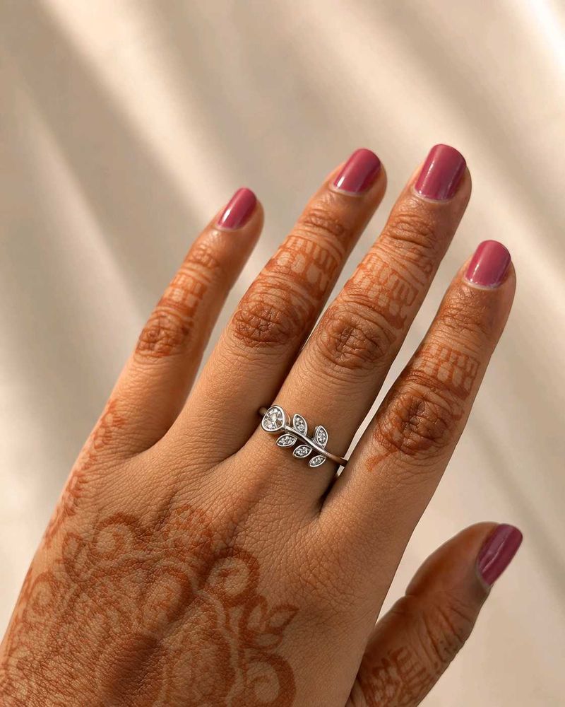 92.5 silver Delicate Leaf Ring with Crystals