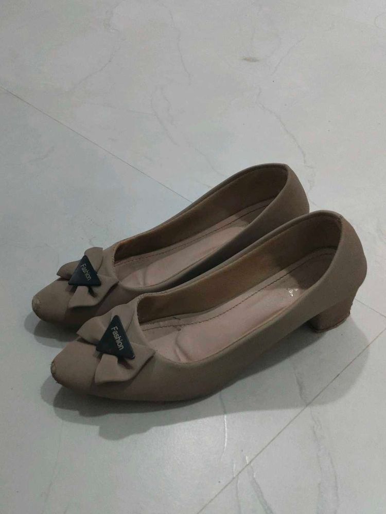 Chic Women's Beige Heels