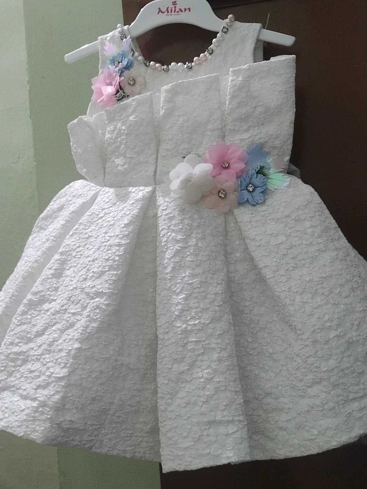 baby girl Elegant White Party Dress with Flowers