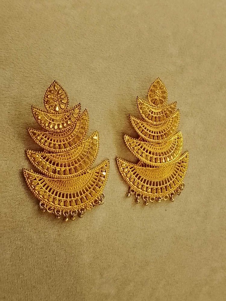 2PAIR GOLDEN AND MAROON WHITE STONE ESR STUDS