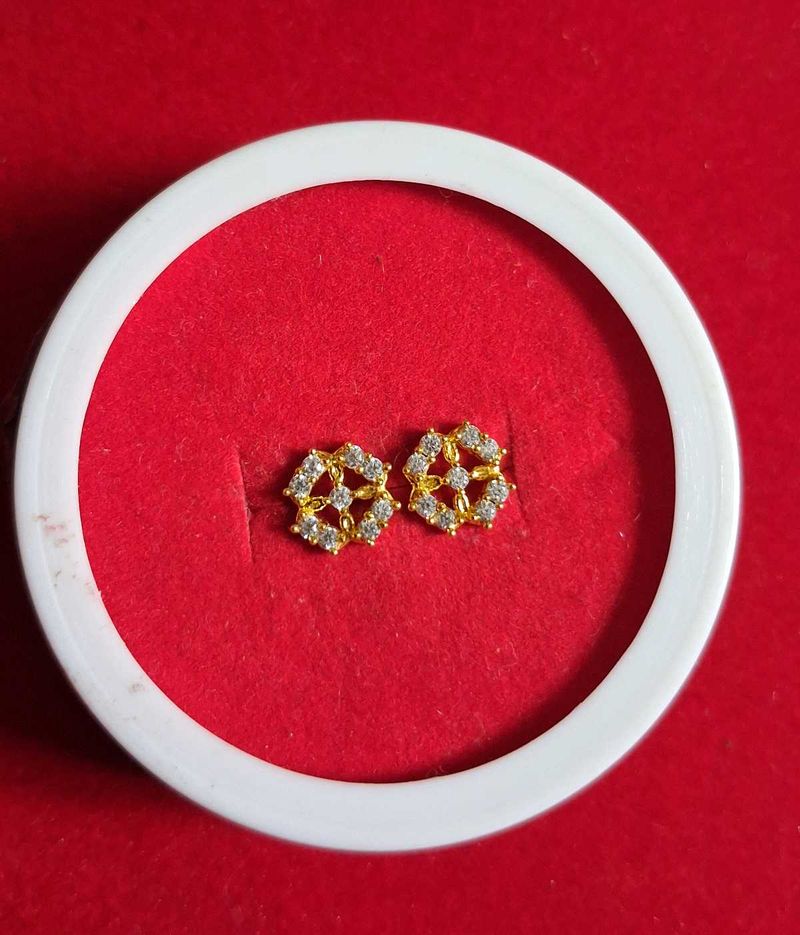 Elegant Diamond Stud Earrings gold ✨️