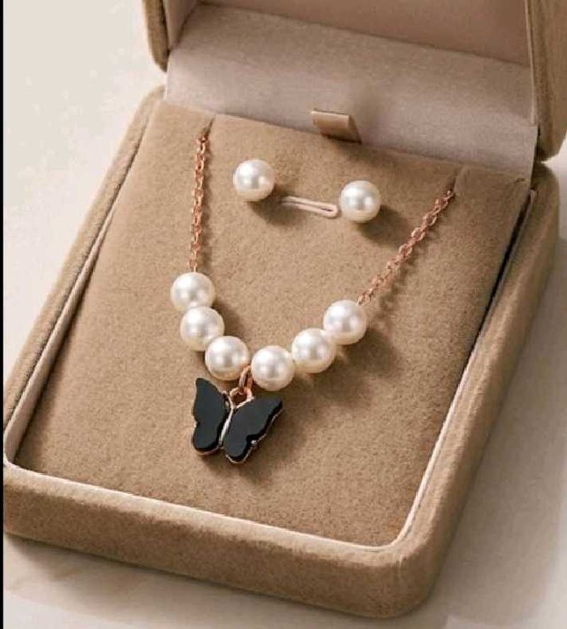 Elegant Pearl Butterfly Necklace &amp; Earrings Set