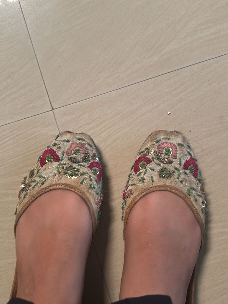 Embroidered Jutti Flats