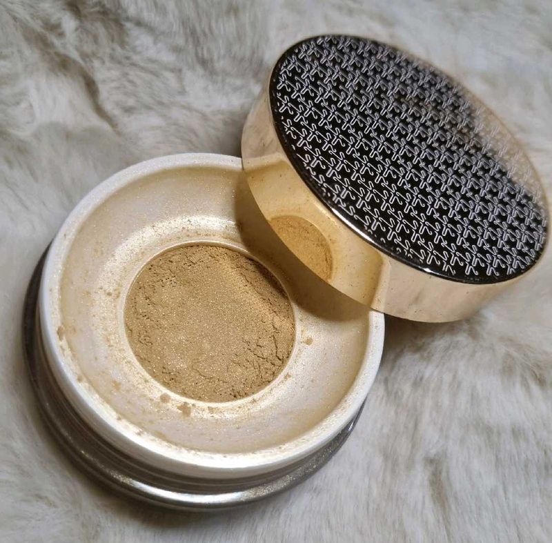 Shimmering Loose Powder