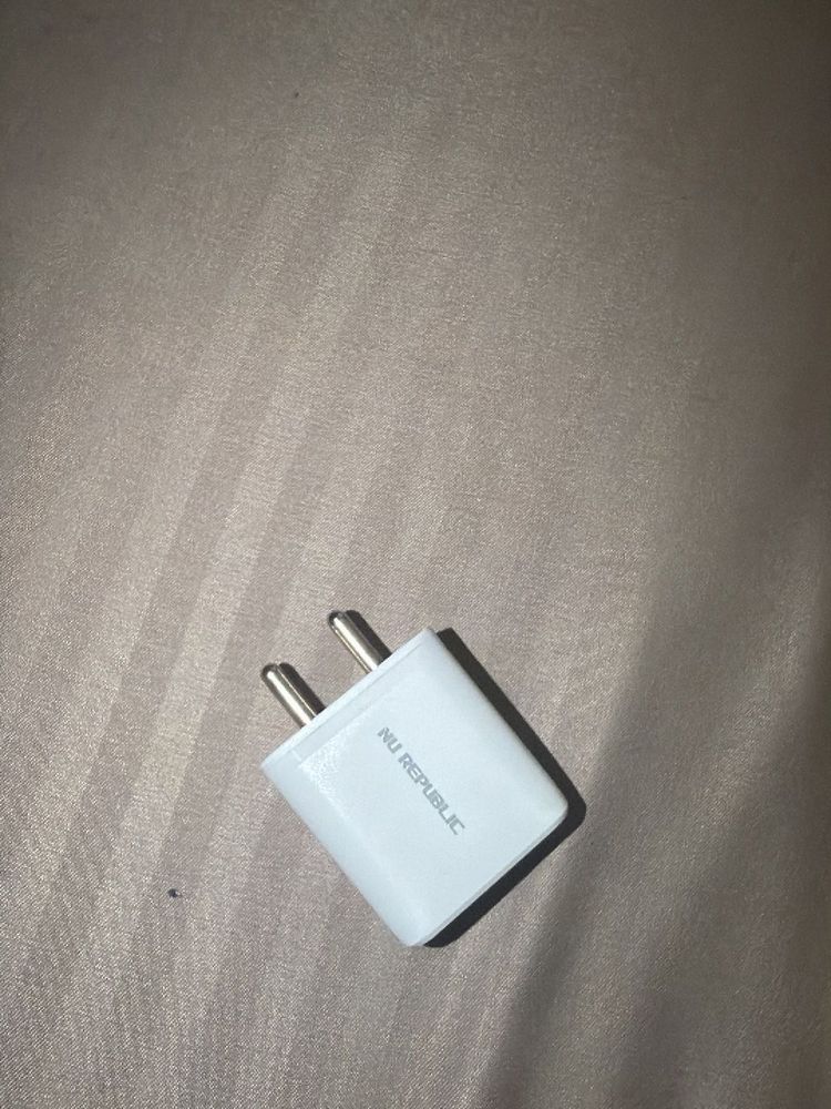 NU REPUBLIC White Charger