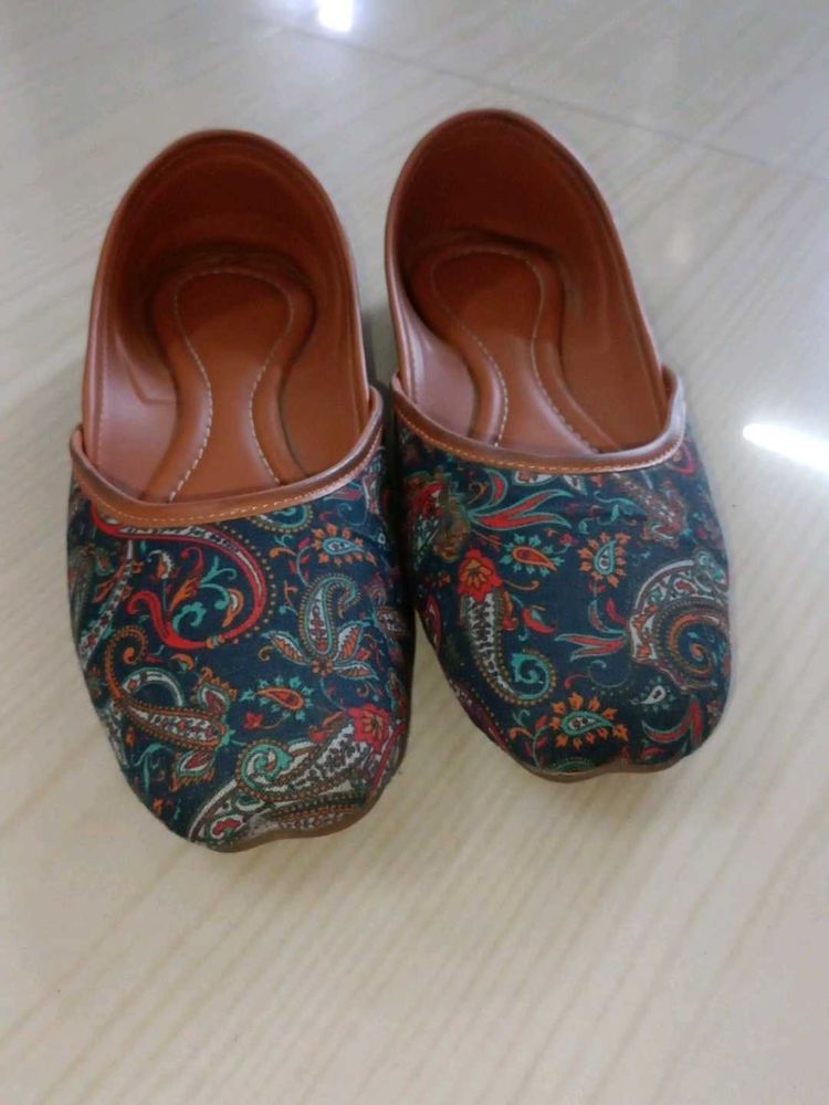 Paisley Print Juttis