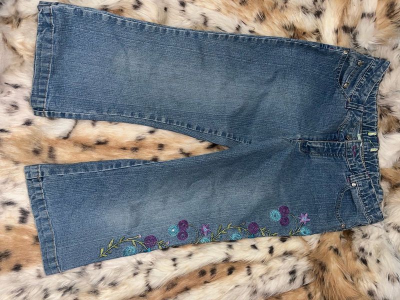 IT GIRL Y2K Embroidered Capri Jeans