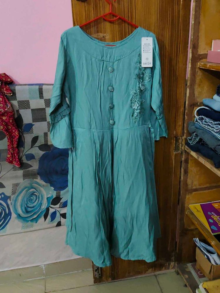Beautiful Teal Kurta with Floral Embellishment