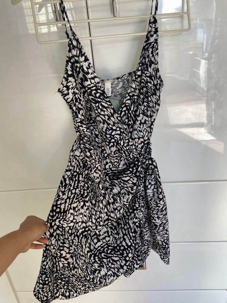 H&amp;m Chic Black &amp; White Wrap Dress