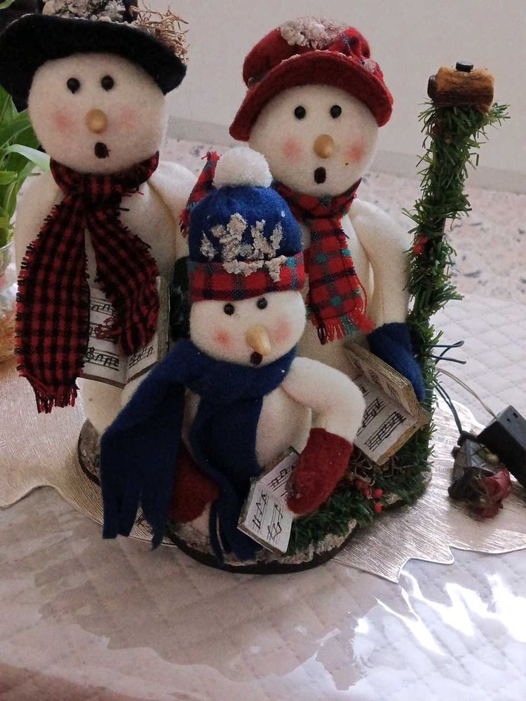 Charming Snowman Caroler Figurine Set
