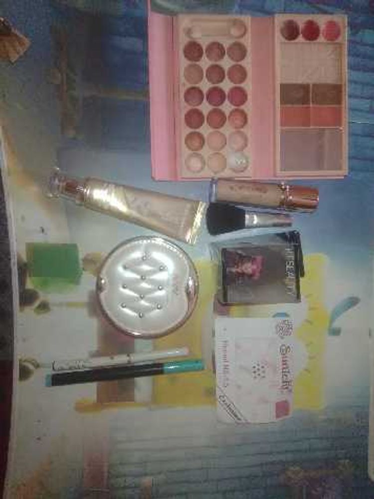 Makeup Palettes &amp; Essentials Bundle