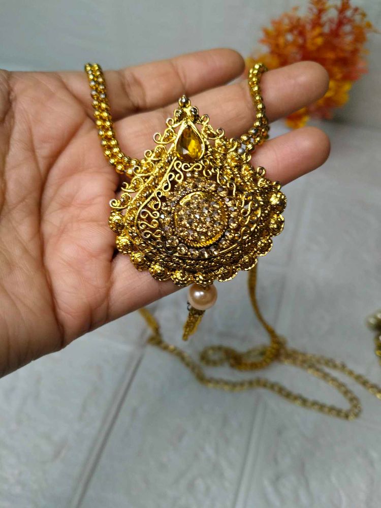 Elegant Gold Tone Necklace