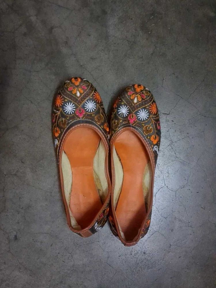 Embroidered Jutti