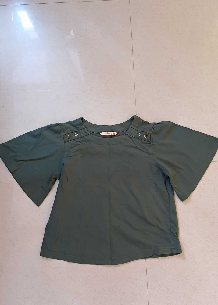 Green puffed sleeves top