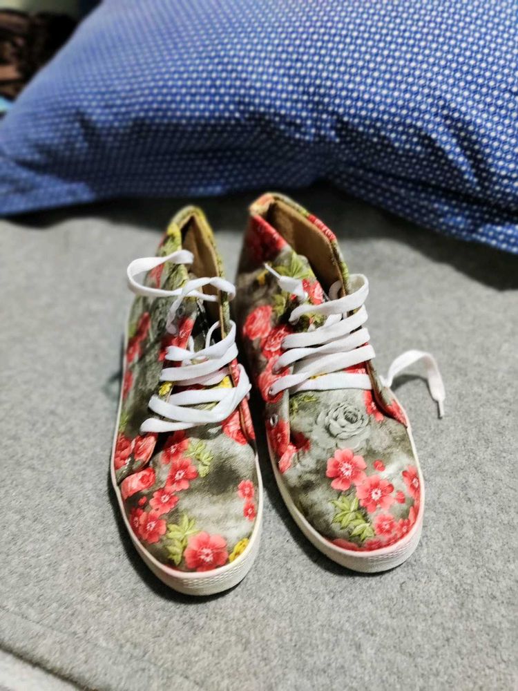 Floral Print Lace-Up Sneakers