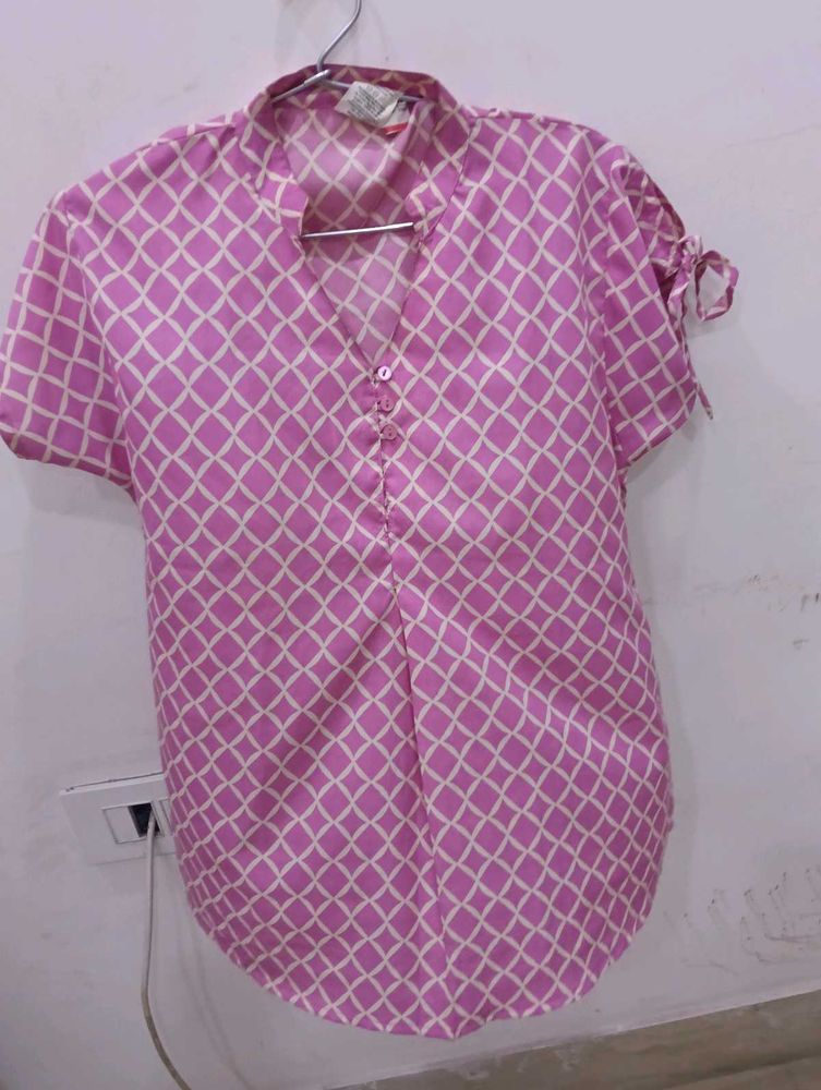 Chic Pink &amp; White Geometric Print Top