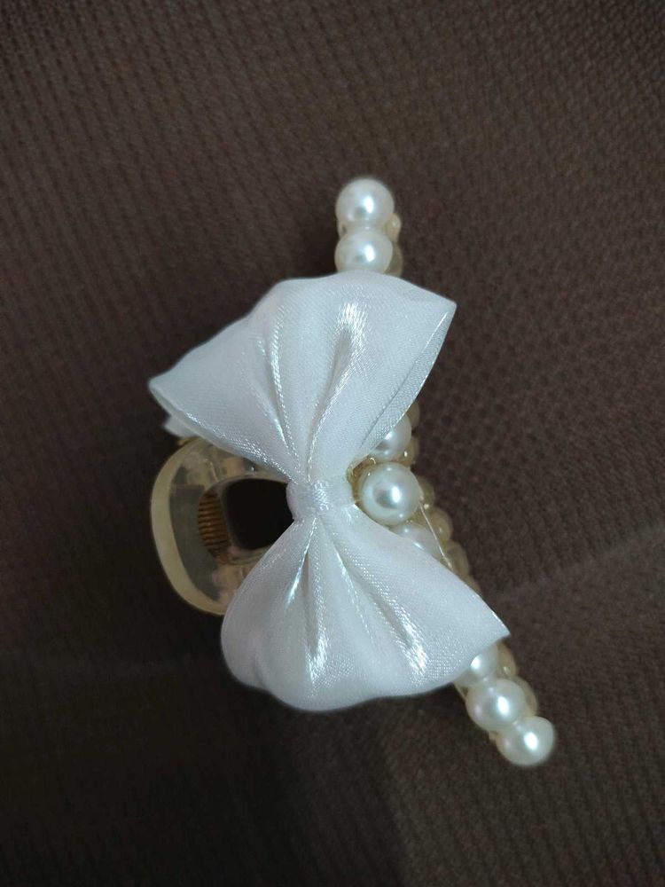 Elegant Pearl &amp; Bow Hair Clip