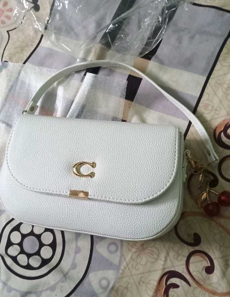 Elegant Coach White Shoulder Bag