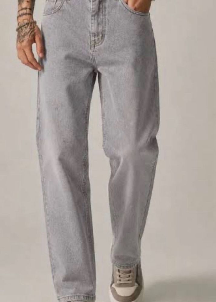 Light Wash Relaxed Fit Jeans