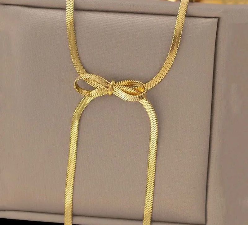 Elegant Gold Bow Necklace
