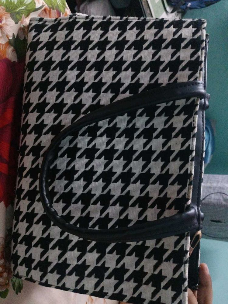 Chic Houndstooth Clutch Bag