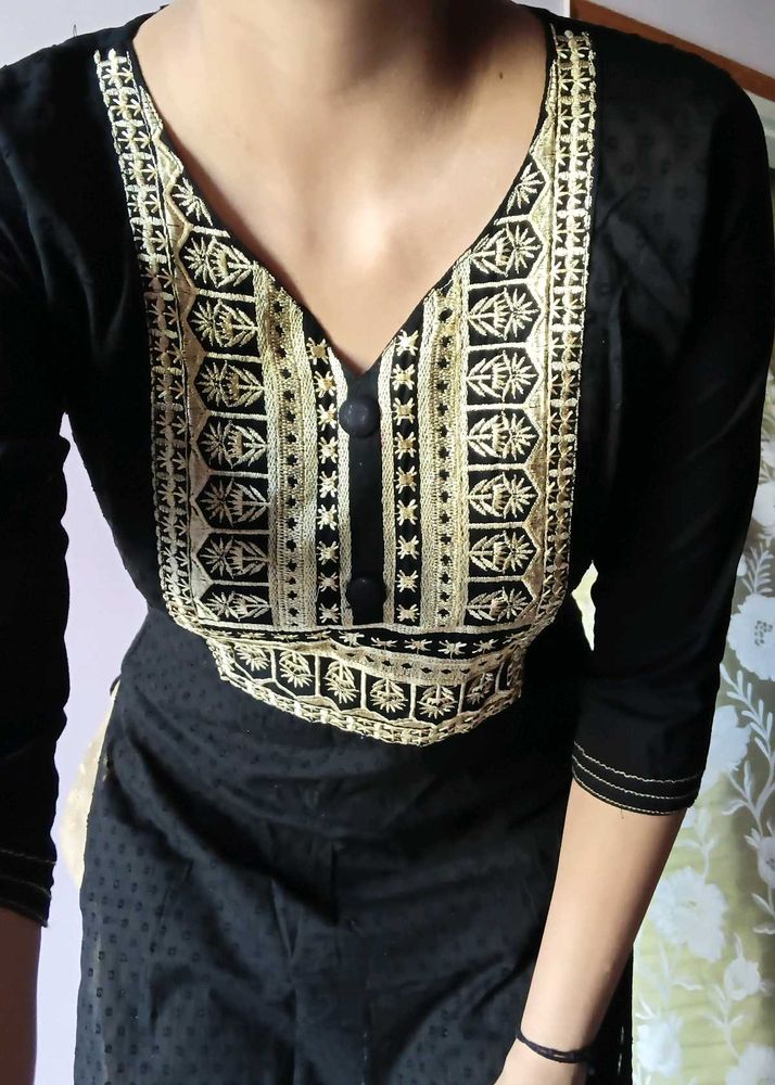 Elegant Black Embroidered Kurta