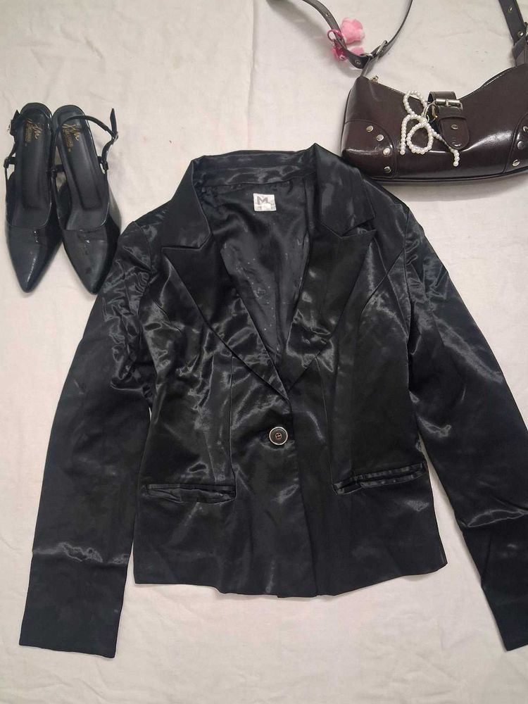 black fitted blazer