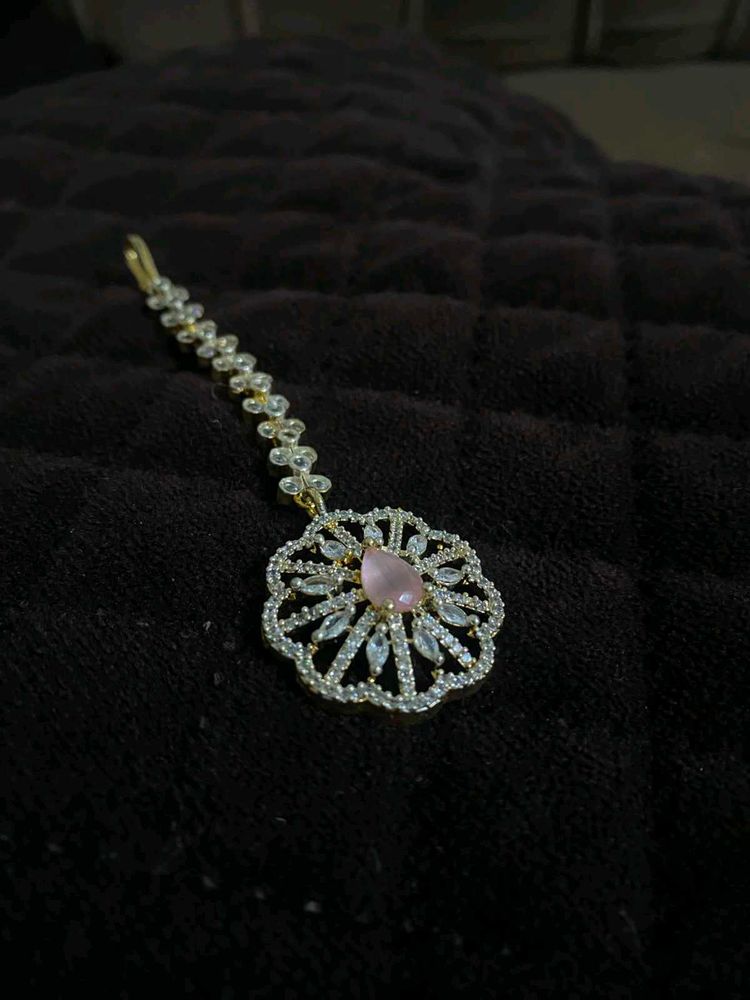 Stunning Kundan Maang Tikka