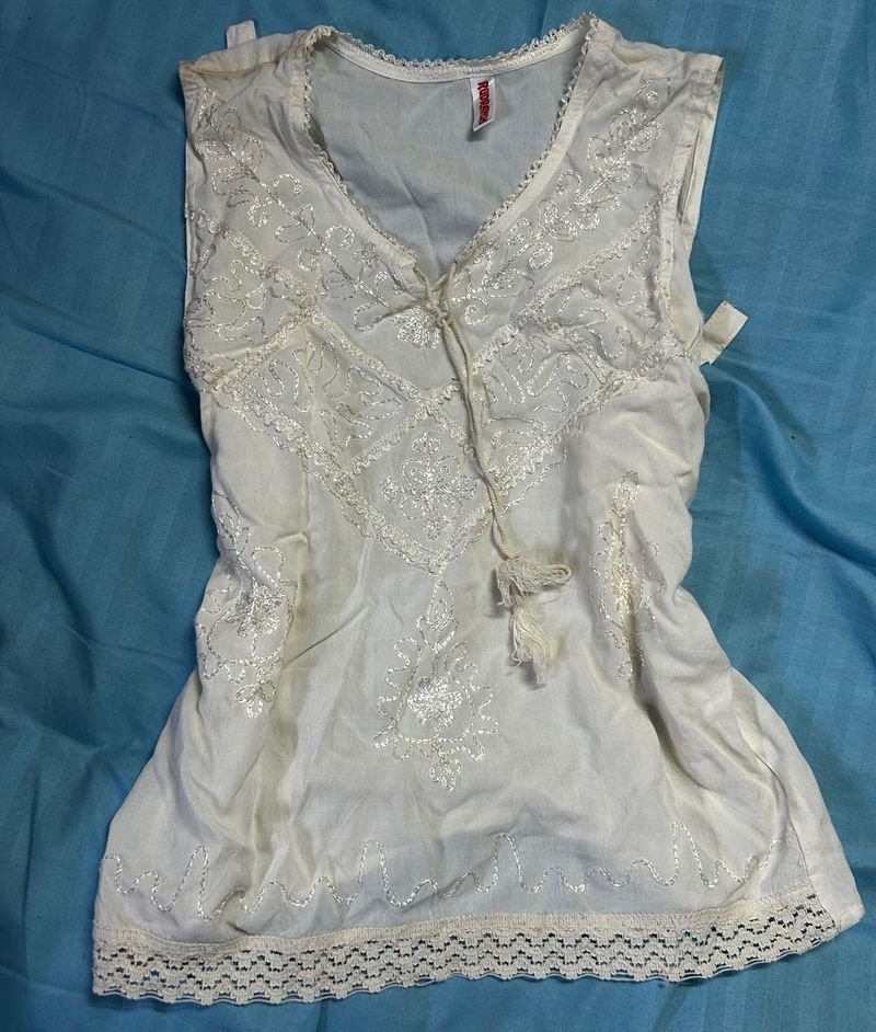 White Embroidered Sleeveless Kurta