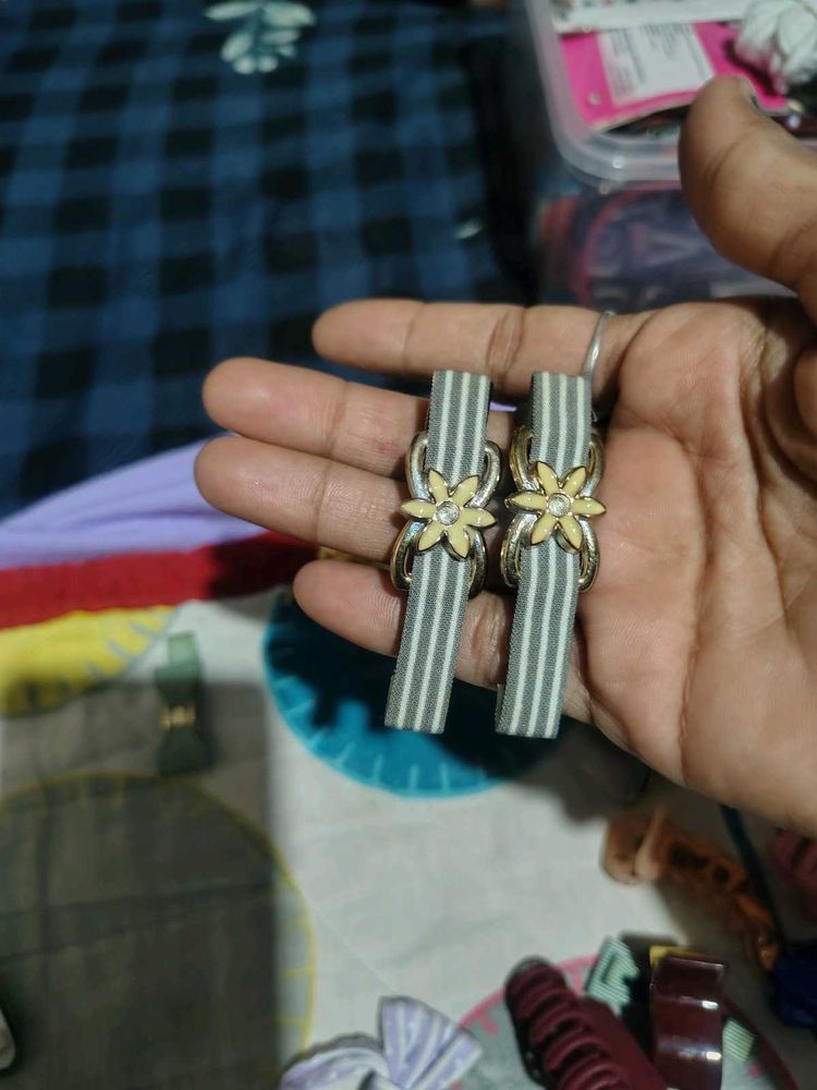 Chic Grey Striped Hair Clips with Flower Detail