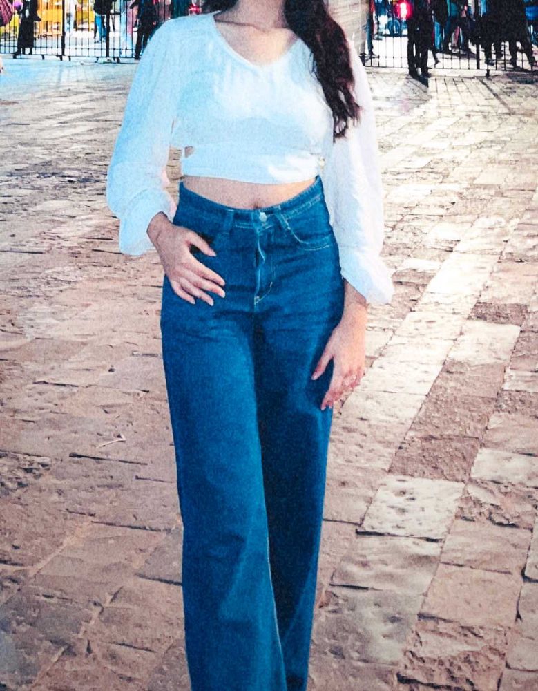 White puff-sleeve crop top 🤍Cute, lightweight &amp; p